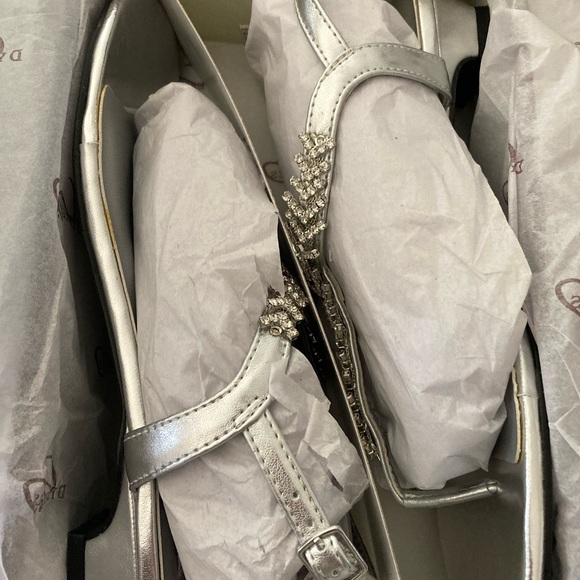 Dyeables Sarah Silver Metallic Sandals - Brand New - Picture 4 of 4
